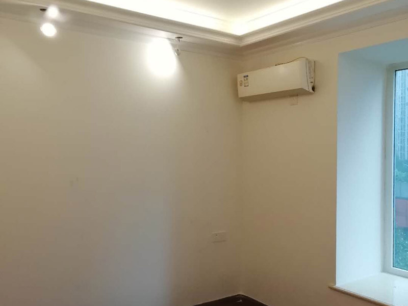 全屋墻面翻新：舊墻面翻新自己動手首先用水將墻面浸濕，這樣在鏟除墻面時(shí)比較省力，墻面必須要鏟到露出水泥砂漿面。然后是涂刷界面劑，一定要全部都刷到而且要均勻。墻面的裂縫通常都是用牛皮紙帶及白乳膠來貼住，但不能保證它能百分百不再開裂。如果墻面凹凸不平，那么就需要用石膏來找平，誤差最好不要超過0.5公分。非承重墻一般都是需要貼布的，所以最好選擇質(zhì)地好的墻布和白乳膠，有條件的話可以使用網(wǎng)格布，對于防裂效果會更好。墻面在刷底漆時(shí)，一定要把每個地方都刷到并且要均勻。刷底漆要使用質(zhì)地好滾筒，以免影響到底漆涂刷的效果。在膩?zhàn)哟蚰ブ螅瑝γ娑紩粝乱恍┍容^難看的坑眼，特別是在刷漆后非常明顯，所以需要找補(bǔ)。在找補(bǔ)時(shí)一定要打磨平整，為了避免出現(xiàn)色差坑眼在底漆里多加一點(diǎn)水再涂刷。