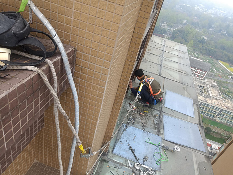 玻璃舊防水鏟除：把原先的玻璃膠鏟除干凈，用吹風(fēng)機(jī)或是紙巾把水分弄干，保證需要打玻璃膠的位置的干燥，然后再開(kāi)始打膠。注意：記住打膠的時(shí)候，里外都要打上。要等上24小時(shí)，等到玻璃膠完全干透后，才可以繼續(xù)使用。要選用正規(guī)廠商生產(chǎn)的質(zhì)量好的玻璃膠，否則在衛(wèi)生間潮濕的環(huán)境中，很容易發(fā)霉。最好在裝修衛(wèi)生間之前和工人師傅溝通好，讓他們對(duì)擋水條進(jìn)行預(yù)埋，這樣才能從根源上避免以后出現(xiàn)的滲水問(wèn)題。 