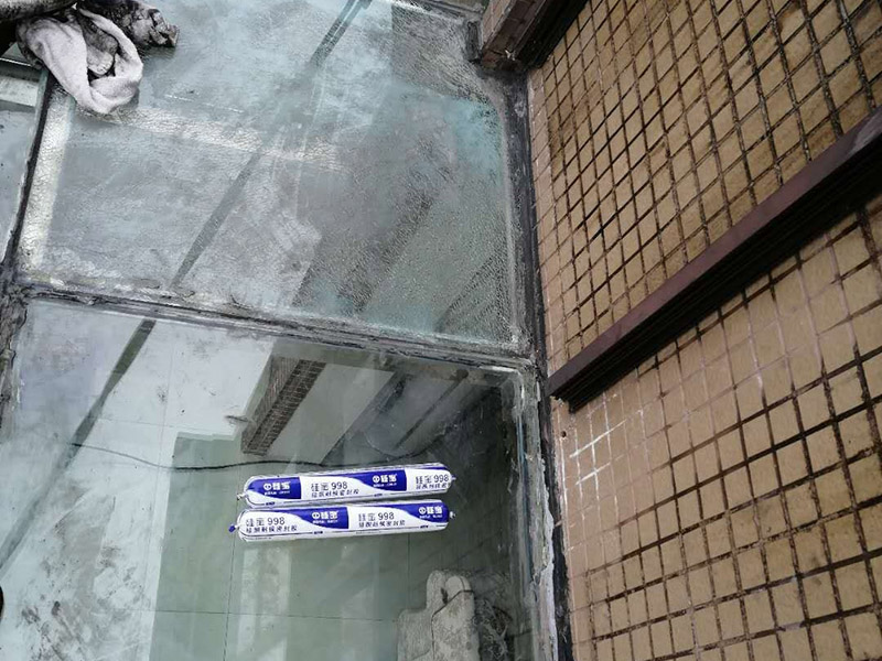 玻璃舊防水鏟除：把原先的玻璃膠鏟除干凈，用吹風(fēng)機(jī)或是紙巾把水分弄干，保證需要打玻璃膠的位置的干燥，然后再開(kāi)始打膠。注意：記住打膠的時(shí)候，里外都要打上。要等上24小時(shí)，等到玻璃膠完全干透后，才可以繼續(xù)使用。要選用正規(guī)廠商生產(chǎn)的質(zhì)量好的玻璃膠，否則在衛(wèi)生間潮濕的環(huán)境中，很容易發(fā)霉。最好在裝修衛(wèi)生間之前和工人師傅溝通好，讓他們對(duì)擋水條進(jìn)行預(yù)埋，這樣才能從根源上避免以后出現(xiàn)的滲水問(wèn)題。 