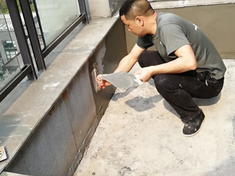 屋頂陽臺防水：1、將原防水層根除以后，找平，將本來下部保溫層里存的水進行排干，設一些排氣孔做排氣辦法，將保溫層里的水分排干。 2、做完防水層以后，必定要做找坡處理，不要形成屋面部分存水，通常設置水泥砂漿找平找坡，找坡的斜度不小于3％。 3、做完防水以后，需求進行閉水實驗，不漏水為合格，美化，在做美化和土建交叉作業(yè)的情況下，盡量不要損壞下部的防水層，一旦損壞了，要及時修補處理。