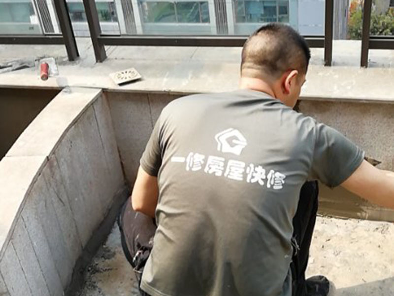 屋頂陽臺防水：1、將原防水層根除以后，找平，將本來下部保溫層里存的水進行排干，設一些排氣孔做排氣辦法，將保溫層里的水分排干。 2、做完防水層以后，必定要做找坡處理，不要形成屋面部分存水，通常設置水泥砂漿找平找坡，找坡的斜度不小于3％。 3、做完防水以后，需求進行閉水實驗，不漏水為合格，美化，在做美化和土建交叉作業(yè)的情況下，盡量不要損壞下部的防水層，一旦損壞了，要及時修補處理。