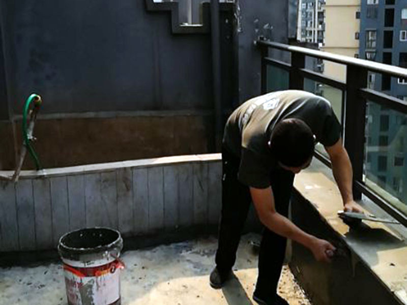 屋頂陽臺防水：1、將原防水層根除以后，找平，將本來下部保溫層里存的水進行排干，設一些排氣孔做排氣辦法，將保溫層里的水分排干。 2、做完防水層以后，必定要做找坡處理，不要形成屋面部分存水，通常設置水泥砂漿找平找坡，找坡的斜度不小于3％。 3、做完防水以后，需求進行閉水實驗，不漏水為合格，美化，在做美化和土建交叉作業(yè)的情況下，盡量不要損壞下部的防水層，一旦損壞了，要及時修補處理。