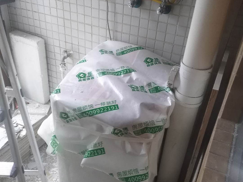 陽臺(tái)頂面修補(bǔ)：如果混凝土樓板是干燥的，則極大的可能是在吊頂之上這一段管道有漏水的地方，極小可能是濕氣過大凝結(jié)在金屬扣板上的冷凝水。除了直觀的漏水外，墻壁發(fā)霉，附近地板變形，大部分都是滲漏水導(dǎo)致的。 進(jìn)水管是一直有水的而且有水壓，通常如果是進(jìn)水管漏水會(huì)比較嚴(yán)重，關(guān)掉水閘放空存水漏水就會(huì)停止。停用一段時(shí)間漏水減輕后，把地漏打開，往排水管里直接大量注水，注意不要灑到四周，如果漏水加劇，就是相對(duì)應(yīng)的支線排水管漏水。如果停用一段時(shí)間，水閘也關(guān)了，存水也放空了，還是漏水不見減輕，就是主排水管漏水。