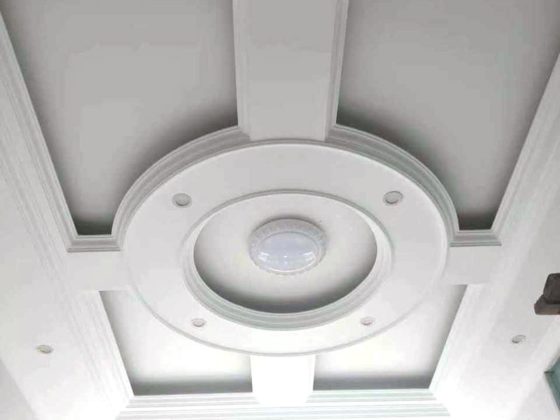 吊頂造型設(shè)計安裝:平面吊頂早期有用木板頂、石膏吊頂、抹灰頂，現(xiàn)在多用于封材式（扣板式）吊頂，其造型可以根據(jù)扣板的花型和扣板的形式來選擇設(shè)計吊頂造型，很是方便。具體造型要根據(jù)房間大小和房間結(jié)構(gòu)來設(shè)計選材。 平面吊頂特點就是相當(dāng)于給頂面加了個平板而已，通常會在里面設(shè)計加輔助光源。下圖吊頂是平面吊頂中是最簡單的造型設(shè)計（先做龍骨架）。一般只用于門廳、餐廳等面積較小的區(qū)域。 有的平面吊頂是為了增加隔熱保溫性，在頂層使用到平面吊頂。如果使用面積較大(建議房高大于2.7米時使用)。 石膏扣板也同樣發(fā)展有多種花樣和造型，在比較寬敞的大客廳中間就可以選用帶有花樣的石膏扣板，作為平面吊頂?shù)脑煨驮O(shè)計，很是高端雅致，比較適合歐美風(fēng)格的家裝設(shè)計選用。