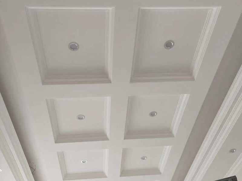 吊頂造型設(shè)計安裝:平面吊頂早期有用木板頂、石膏吊頂、抹灰頂，現(xiàn)在多用于封材式（扣板式）吊頂，其造型可以根據(jù)扣板的花型和扣板的形式來選擇設(shè)計吊頂造型，很是方便。具體造型要根據(jù)房間大小和房間結(jié)構(gòu)來設(shè)計選材。 平面吊頂特點就是相當(dāng)于給頂面加了個平板而已，通常會在里面設(shè)計加輔助光源。下圖吊頂是平面吊頂中是最簡單的造型設(shè)計（先做龍骨架）。一般只用于門廳、餐廳等面積較小的區(qū)域。 有的平面吊頂是為了增加隔熱保溫性，在頂層使用到平面吊頂。如果使用面積較大(建議房高大于2.7米時使用)。 石膏扣板也同樣發(fā)展有多種花樣和造型，在比較寬敞的大客廳中間就可以選用帶有花樣的石膏扣板，作為平面吊頂?shù)脑煨驮O(shè)計，很是高端雅致，比較適合歐美風(fēng)格的家裝設(shè)計選用。