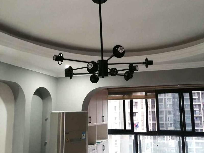 客廳裝修改造：裝修施工的時候業(yè)主可以根據(jù)自己的需求將房屋的墻體進行一些拆改可以將一些不實用的墻體拆除但是一定要切記絕對不能改動承重墻。裝修這個工序主要是對墻面進行打磨然后可以根據(jù)自己的喜好選擇是刷涂料或者是貼壁紙。在選擇涂料時千萬不能只是圖便宜盡量選擇環(huán)保健康的產(chǎn)品。房子空間布局有不合理的地方特別是衛(wèi)生間跟廚房的設(shè)計功能不太合理所以需要留神考慮化解這種弊端。同時有些舊房子陽臺也可以跟客廳融合一體作為客廳的一個延伸區(qū)如果考慮的好又擴大了空間。