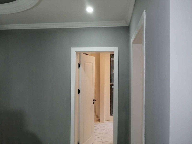 客廳裝修改造：裝修施工的時候業(yè)主可以根據(jù)自己的需求將房屋的墻體進行一些拆改可以將一些不實用的墻體拆除但是一定要切記絕對不能改動承重墻。裝修這個工序主要是對墻面進行打磨然后可以根據(jù)自己的喜好選擇是刷涂料或者是貼壁紙。在選擇涂料時千萬不能只是圖便宜盡量選擇環(huán)保健康的產(chǎn)品。房子空間布局有不合理的地方特別是衛(wèi)生間跟廚房的設(shè)計功能不太合理所以需要留神考慮化解這種弊端。同時有些舊房子陽臺也可以跟客廳融合一體作為客廳的一個延伸區(qū)如果考慮的好又擴大了空間。