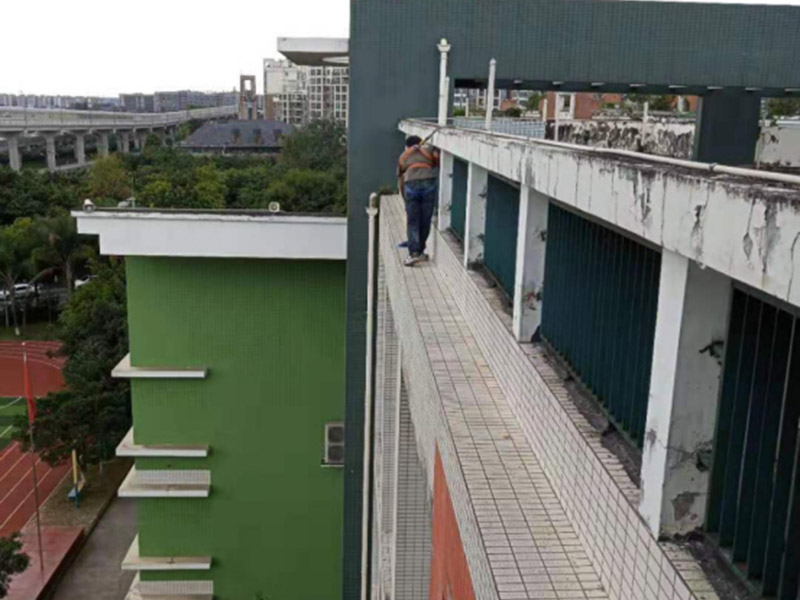 外墻管道防水維修：關閉水管總閥(即水表前面的水管開關)。打開房間里面的水龍頭20分鐘，確保沒水再滴后關閉所有的水龍頭。關閉馬桶水箱和洗衣機等具蓄水功能的設備進水開關。打開水管總閥。打開總閥后20分鐘查看水表是否走動，包括緩慢的去動。如果有走動，即為漏水了；如果沒有走動，即沒事。