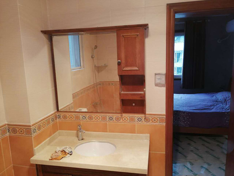 衛(wèi)生間裝修翻新：衛(wèi)生間的翻修，在重新做地板的時候要助于選擇防水的地板以及在鋪設(shè)地板時做好防水層，衛(wèi)生間的地板翻新，要注意在原有基礎(chǔ)上加強防水，對洗漱臺、淋浴房等重新設(shè)計，看是否有必要增加防水層高度。衛(wèi)生間的排水管道以及來水管道都要注意，盡量不要做大的改動，保持原有的管道，換掉出現(xiàn)問題的管道，還有就是要注意對龍頭閥門的安裝，在衛(wèi)生間里的明管無法掩藏改動的要對其進行防銹處理。