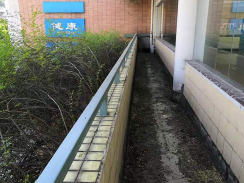 陽(yáng)臺(tái)欄桿翻新：首先需要用砂紙擦亮欄桿的銹蝕，但必須擦亮干凈、生銹和迅速脫落的油漆。研磨干凈后，先刷一刷防銹漆，只有先刷一下防銹漆對(duì)欄桿的氧化反應(yīng)有很好的隔離效果，所以不易生銹。最后，好的防銹漆可以刷出油漆的表面，此時(shí)油漆刷必須攪拌均勻，所以刷漆的顏色可以均勻，不易脫落。