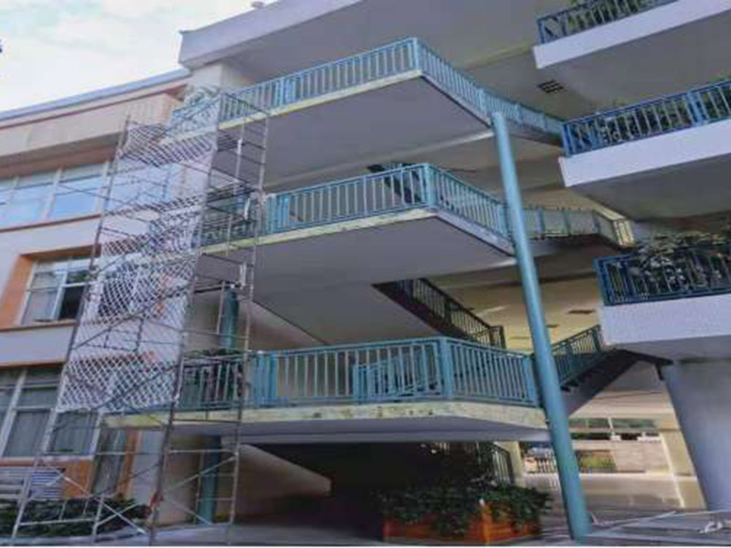 護(hù)欄翻新裝修：第一、在使用前可以在圍欄表面噴上防腐漆，這樣能起到降低圍欄生銹的效果。 第二、在祛除圍欄表面的銹時(shí)，可以使用具有酸性的液體。 第三、汽油也能阻止圍欄生銹，因此可以選擇汽油來作保養(yǎng)，防止銹蝕進(jìn)行擴(kuò)散。 其中在表面噴灑油漆和汽油是比較簡單和常用的方法。硫酸腐蝕性強(qiáng)容易腐蝕到肌膚建議不要采用。然而用油漆和汽油也要注意，因?yàn)橛推岷推蛢煞N液體容易燃燒，噴灑時(shí)要與火源隔絕，避免災(zāi)難的發(fā)生。