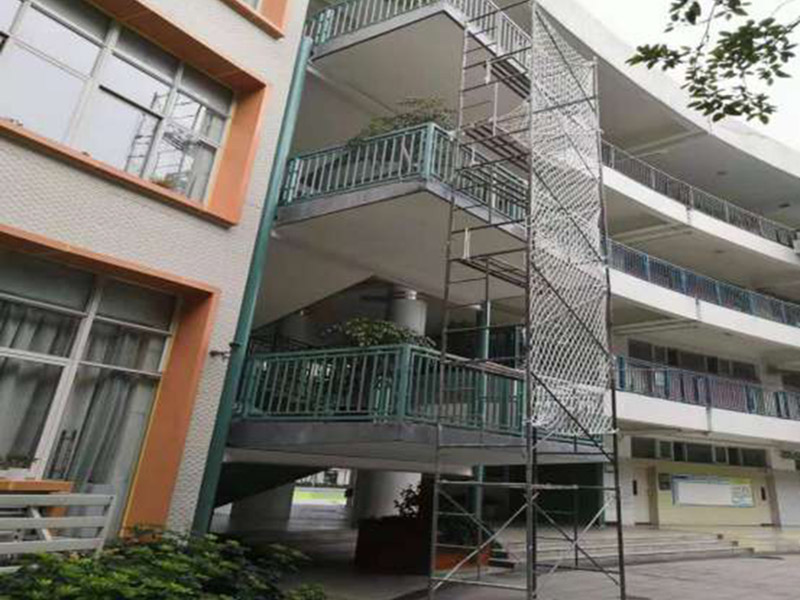 護(hù)欄翻新裝修：第一、在使用前可以在圍欄表面噴上防腐漆，這樣能起到降低圍欄生銹的效果。 第二、在祛除圍欄表面的銹時(shí)，可以使用具有酸性的液體。 第三、汽油也能阻止圍欄生銹，因此可以選擇汽油來作保養(yǎng)，防止銹蝕進(jìn)行擴(kuò)散。 其中在表面噴灑油漆和汽油是比較簡單和常用的方法。硫酸腐蝕性強(qiáng)容易腐蝕到肌膚建議不要采用。然而用油漆和汽油也要注意，因?yàn)橛推岷推蛢煞N液體容易燃燒，噴灑時(shí)要與火源隔絕，避免災(zāi)難的發(fā)生。