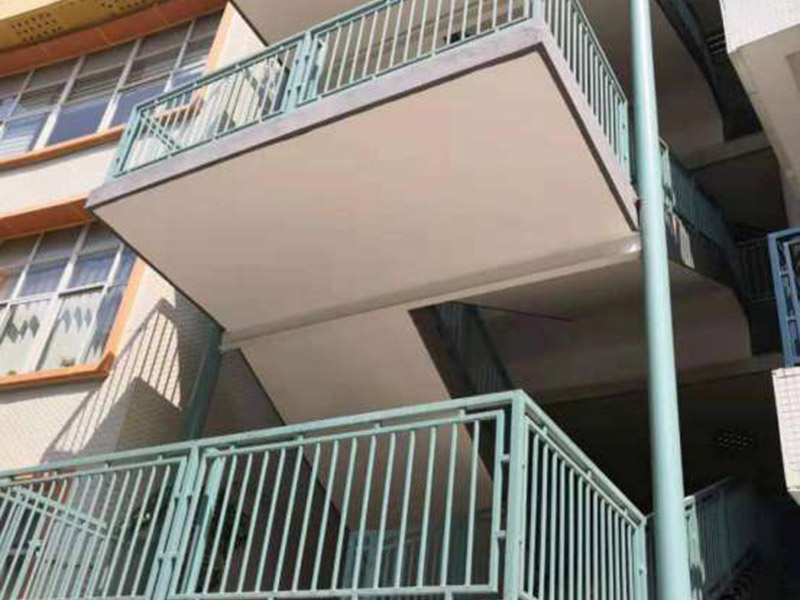 護(hù)欄翻新裝修：第一、在使用前可以在圍欄表面噴上防腐漆，這樣能起到降低圍欄生銹的效果。 第二、在祛除圍欄表面的銹時(shí)，可以使用具有酸性的液體。 第三、汽油也能阻止圍欄生銹，因此可以選擇汽油來作保養(yǎng)，防止銹蝕進(jìn)行擴(kuò)散。 其中在表面噴灑油漆和汽油是比較簡單和常用的方法。硫酸腐蝕性強(qiáng)容易腐蝕到肌膚建議不要采用。然而用油漆和汽油也要注意，因?yàn)橛推岷推蛢煞N液體容易燃燒，噴灑時(shí)要與火源隔絕，避免災(zāi)難的發(fā)生。