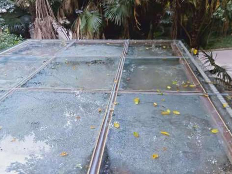 露臺清理翻新：露臺的玻璃一般都是鋼化玻璃，鋼化玻璃相對于普通的玻璃來說，韌度較好，安全性能也比較高的，但是再怎么說都是玻璃，也是易碎品，所以日常生活中要格外注意。 如果有油跡的話，可以用濕布蘸上基地煤油、白酒，輕輕一抹，很快就會干凈許多。施工時不小心濺上油漆的話，可以在抹布上滴幾滴食醋。日常清潔的時候，記住一些小技巧也可以幫到你哦！防止時間一長，玻璃發(fā)黑的話，可以平常蘸上點牙膏再擦拭。如果家里有裝修沒用完的石膏粉，混在清水里面，涂在玻璃上，然后等它干了就給擦掉，會發(fā)現光潔許多呢。