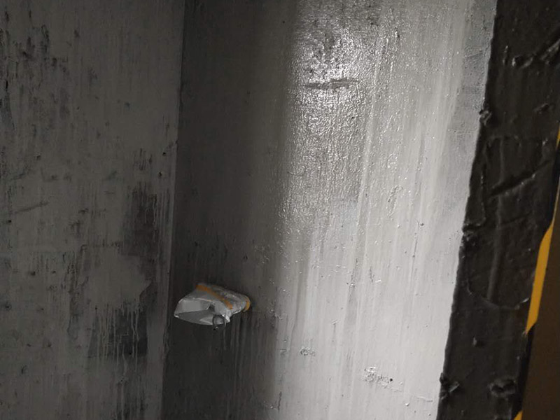 衛(wèi)生間基層防水：1.利用水泥砂漿水泥砂漿或豆石混凝土鋪平坡度。2.利用管根密封膏封嚴(yán)管線，管線要穿透樓板根部。刷防水涂料時(shí)可以貼1-2層玻璃絲布加強(qiáng)防水性。3.墻壁表面打磨成干凈平光沒有顆粒灰塵，墻壁與地面的交接區(qū)域注意原角和坡角的設(shè)置。4.聚氨酯防水涂膜由管根和墻角處開始進(jìn)行涂抹，在常溫下經(jīng)過4小時(shí)放干后，再大面積涂抹和刮刷。注意涂料總厚度大于1. 5毫米，不能有漏刮和鼓泡的不良現(xiàn)象。24小時(shí)后立面涂刷下一層，之后再以垂直的方向進(jìn)行二次涂刷。最后涂膜半固化，拋甩粗砂粒方便與水泥砂漿融合。5.防水層的設(shè)置與具體區(qū)域有關(guān)。防水地面的防水層應(yīng)高出地面200寬，地面防水層應(yīng)超出衛(wèi)生間門口以外300寬。而又淋浴的衛(wèi)生間墻面防水層則應(yīng)設(shè)置為高出地面1800寬。6.展開閉水實(shí)驗(yàn)的時(shí)候，先完成防水工作再利用包立管方法。之后再局部進(jìn)行防水。閉水試驗(yàn)也可為了避免破壞地面防水層而免做。