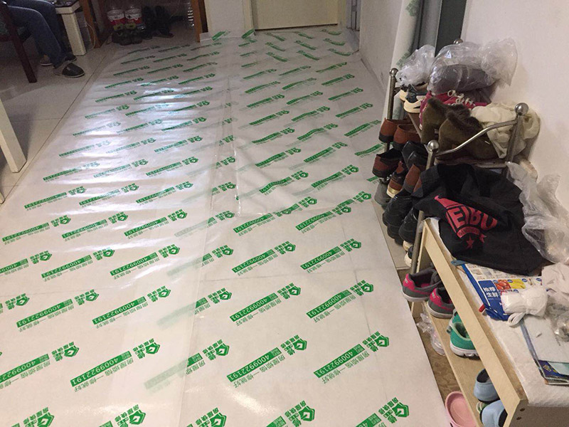 裝修地面保護(hù)：各種裝修物料的進(jìn)場(chǎng)以及各種建筑裝修垃圾的清理，都會(huì)經(jīng)過(guò)入戶門，這些物品在搬運(yùn)的過(guò)程中，與入戶門發(fā)生磕碰、摩擦的機(jī)率大大增加，所以，第一個(gè)需要做好成品保護(hù)的地方就是我們的入戶門。建議：在裝修開工前直到家具進(jìn)場(chǎng)期間，都需要對(duì)入戶門進(jìn)行保護(hù)！對(duì)于這一點(diǎn)，可以使用成品保護(hù)膜將門包裹。瓷磚、地板的鋪裝，也屬于基礎(chǔ)裝修的部分，經(jīng)常發(fā)現(xiàn)瓷磚施工時(shí)和施工后都沒有做成品保護(hù)工作，具體的表現(xiàn)有：瓷磚邊鋪邊勾縫、在剛鋪的瓷磚、地板上堆放雜物、剛鋪的瓷磚就在上面走動(dòng)踩踏、地面瓷磚、地板沒有使用成品保護(hù)膜覆蓋等，這些都會(huì)影響瓷磚的鋪貼效果，造成瓷磚的施工質(zhì)量問(wèn)題。