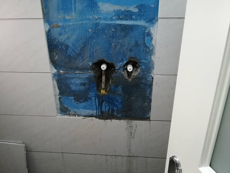 浴室精準找漏：將衛(wèi)生間磁片、蹲便器和找平層敲開至基層，并用清水沖洗干凈。要求做到?jīng)]有油污，灰塵，碎石以及其它雜質。基面有空隙、裂縫、不平等缺陷的，用水泥砂漿修補抹平。使基面必須堅固、平整、干凈，無灰塵、油膩、蠟、脫模劑等以及其他碎屑物質。衛(wèi)生間防水層完成后，要進行成品保護，不得上人走動。并進行24-48小時閉水試驗，經(jīng)檢驗確認合格后，方可進行下道工序施工。