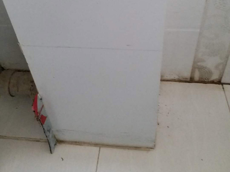 拆除包管維修：先用木龍骨做好支架，然后表面安裝上PVC板，或是再好一點(diǎn)就是木龍骨加上一層木板，再加上鋁塑板，再加強(qiáng)一下的話，就是龍木龍骨加上水泥板掛上鐵絲之后，涂上水泥再鋪一層陶瓷。但是它們都有一個(gè)缺點(diǎn)，就是時(shí)間長(zhǎng)了都會(huì)被腐蝕，可能會(huì)開(kāi)裂。并不是很結(jié)實(shí)。不過(guò)我們?cè)诎苤斑€需要做一些工作，因?yàn)榘压馨现?，我們的修理就變得比較麻煩，一旦出現(xiàn)問(wèn)題就很難處理了，所以在包上之前，首先要對(duì)水管進(jìn)行檢查，做好防水防漏工作。以免日后的維修工作不方便。