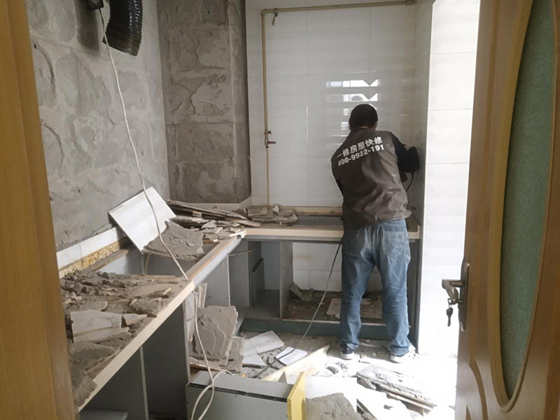 廚房瓷磚拆除：墻面上應(yīng)該還有些其他東西，比如掛毛巾的架子，放廚具的架子等等。先把這些物品都小心翼翼的拆下來，還原一面光潔的墻面，才好進(jìn)行拆卸工作。拆卸的時(shí)候要先從墻低的第一塊磚開始拆卸，要是直接隨便從上面那一塊拆卸，拆到一半就會(huì)擋住下面的瓷磚，讓下面的瓷磚不好拆了。先用垂子敲最下面的那塊磚，把瓷磚敲松動(dòng)。送動(dòng)后，再用戴了手套的手把瓷磚拿下來，小心碎了瓷磚不要?jiǎng)澋绞至恕２鹦断聛淼拇纱u堆積在地上很不方便繼續(xù)工作，這個(gè)時(shí)候上面提到的推車就派上用場了。用推車把瓷磚運(yùn)走，清理干凈現(xiàn)場，然后繼續(xù)拆卸，直到整面的墻面都拆卸完整。