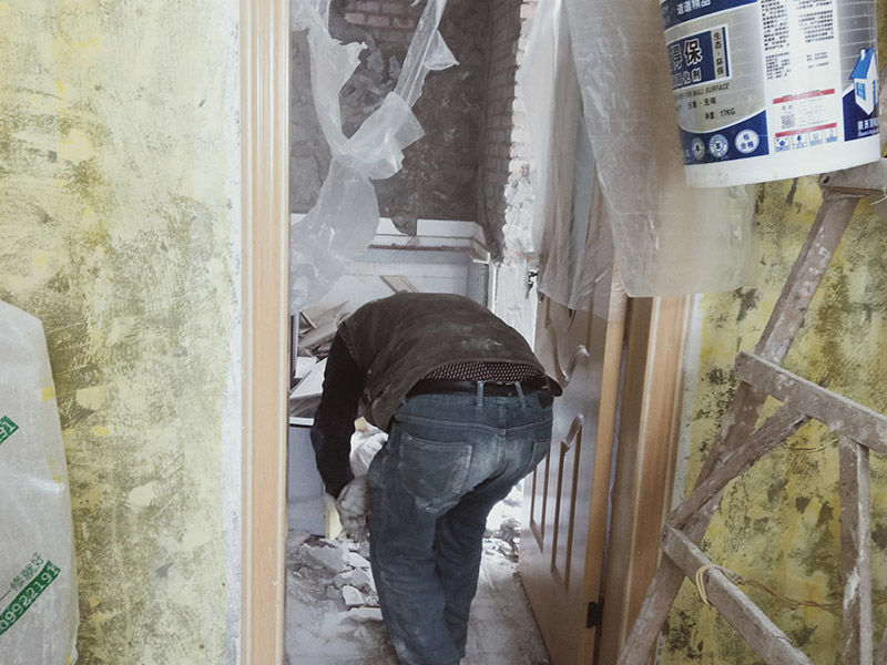 廚房瓷磚拆除：墻面上應(yīng)該還有些其他東西，比如掛毛巾的架子，放廚具的架子等等。先把這些物品都小心翼翼的拆下來，還原一面光潔的墻面，才好進(jìn)行拆卸工作。拆卸的時(shí)候要先從墻低的第一塊磚開始拆卸，要是直接隨便從上面那一塊拆卸，拆到一半就會(huì)擋住下面的瓷磚，讓下面的瓷磚不好拆了。先用垂子敲最下面的那塊磚，把瓷磚敲松動(dòng)。送動(dòng)后，再用戴了手套的手把瓷磚拿下來，小心碎了瓷磚不要?jiǎng)澋绞至?。拆卸下來的瓷磚堆積在地上很不方便繼續(xù)工作，這個(gè)時(shí)候上面提到的推車就派上用場了。用推車把瓷磚運(yùn)走，清理干凈現(xiàn)場，然后繼續(xù)拆卸，直到整面的墻面都拆卸完整。