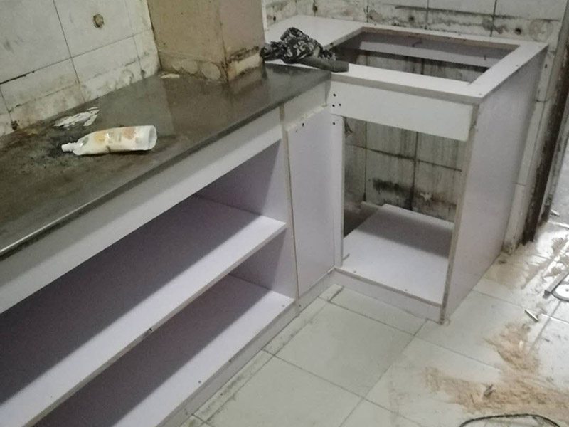 櫥柜裝修翻新：櫥柜翻新首先看下內(nèi)部柜體是否完好，如果還可以的話，我們只需要更換櫥柜門就可以了，畢竟全部換柜很麻煩，只要換個相同尺寸的櫥柜門就會有煥然一新的感覺?；蛘吖耋w本身材料還可以只是外表的漆面有脫落，比較難看，那么可以用沙皮刷掉表面漆層，然后重新噴涂其他漆色來換新處理。不然就全部更換舊的櫥柜，但是拆除舊櫥柜一定要注意墻面和地面，由于范圍較大，很容易損壞其他部位，所以一定要要專業(yè)人士進行施工。