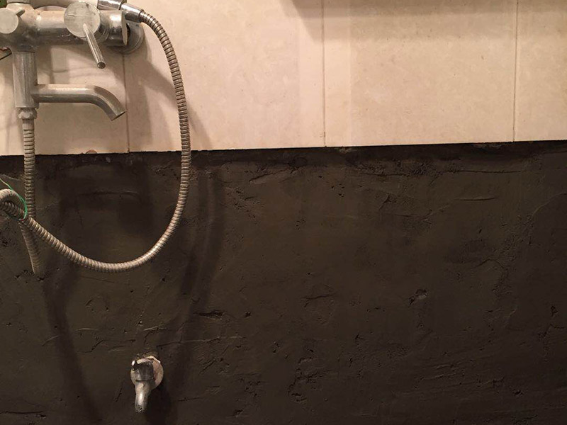 衛(wèi)生間防水找平：首先要找平地面，并確保地面足夠平整、清潔。如果地面有縫隙、缺陷、不平等后期可能會(huì)造成漏水等問(wèn)題，所以前期基面防水要做到萬(wàn)無(wú)一失，才能保證后期的施工順利進(jìn)行。鋪貼涂料是衛(wèi)生間防水的重要條件，鋪防水涂料時(shí)要做到用力均勻，而且不能漏刷、缺刷。脫落、開(kāi)裂等現(xiàn)象也是不能出現(xiàn)的，過(guò)于干燥的季節(jié)不適宜做防水。鋪保護(hù)層是衛(wèi)生間防水的保證，做完最重要的鋪防水涂層當(dāng)然也不能忘了涂上表面防護(hù)涂料，對(duì)內(nèi)部的材料能起到一定的保護(hù)作用。鋪保護(hù)層與鋪防水涂料一樣要做到均勻、無(wú)裂痕、不脫落。在防水層徹底干透后，在衛(wèi)生間蓄水24小時(shí)以上，檢查是否有漏水等現(xiàn)象。