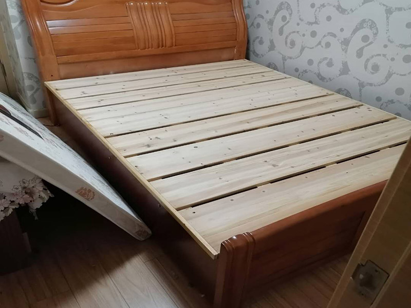 臥室木床維修： 1.表面出現(xiàn)細微擦傷 　　如果家里有小寶寶，寶寶在床上蹦跳，容易使床上的漆膜脫落，此時不需要過分責(zé)備寶寶，應(yīng)該想著方法補救，比如，用色筆按實木床色調(diào)加以修補，然后在表面涂上透明的指甲油，這樣也能遮蓋脫落的色塊，起到不錯的效果。 　　2.出現(xiàn)裂縫，孔洞 　　(1)實木床如果不注意保養(yǎng)，使用時間長了，可能會出現(xiàn)裂縫，如果要修補，可以找一些沒用的舊書，把它剪成碎屑嵌入縫內(nèi)，然后再加明礬固定一下; 　　(2)也可以找相同顏色的木屑，把它嵌入裂縫，用白膠水固定好，固定時，一定要細心，不要讓白膠水滴的到處都是，比較難清理。 　　3.差色燙痕 　　很多人有喝茶或者喝咖啡的習(xí)慣，喜歡放在床沿邊上，方便飲用，時間久了會出現(xiàn)影響美觀的茶色燙痕，如果想要去掉這些丑陋的痕跡，可以使用濕布蘸著少量的濃茶，擦拭有痕跡的地方，可以有效解決這樣的問題。