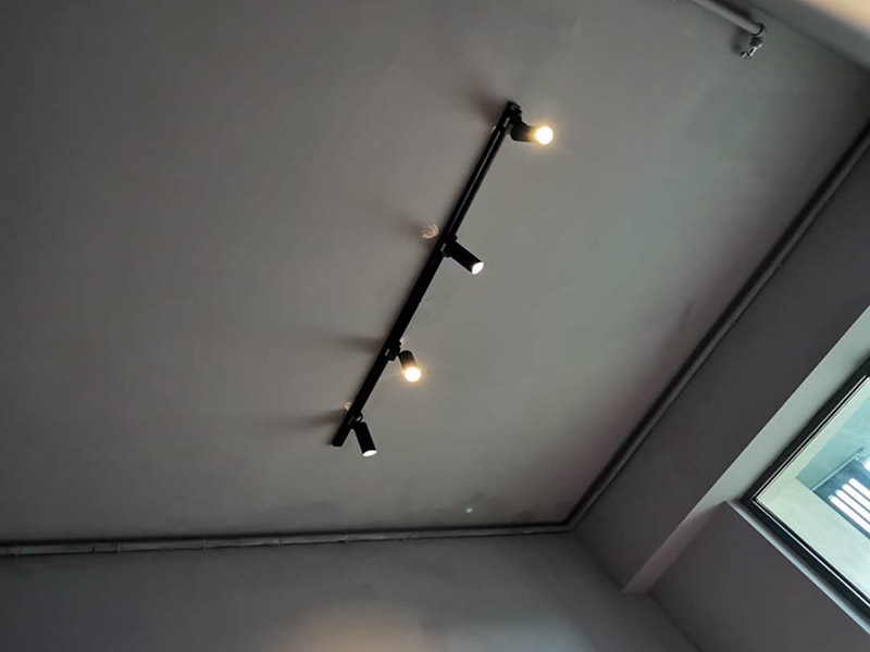 燈具安裝維修：掉線式燈頭安裝：將電源線留足維修長度后剪除余線并剝出線頭，將導線穿過燈頭底座，用連接螺釘將底座固定在接線盒上。取一段燈線，在一端接上燈頭，燈頭內應系好保險扣，將燈線另一頭穿入底座蓋碗，燈線在蓋碗內系好保險扣并與底座上的電源線用壓接帽連接，旋上扣碗。 吸頂燈安裝：將電源線留足維修長度后剪除余先并剝出線頭，取下吸頂燈罩，把預留的電線從孔里穿過燈底座用記號筆標出底座預留的螺絲孔取下燈底座，用電錘打出標記的螺絲孔（一般燈具都是8個的鉆頭）孔內塞入膨脹管，導線穿過燈具底座，燈具貼近頂板對好螺絲孔，擰緊螺絲 ，接好導線 扣上燈罩