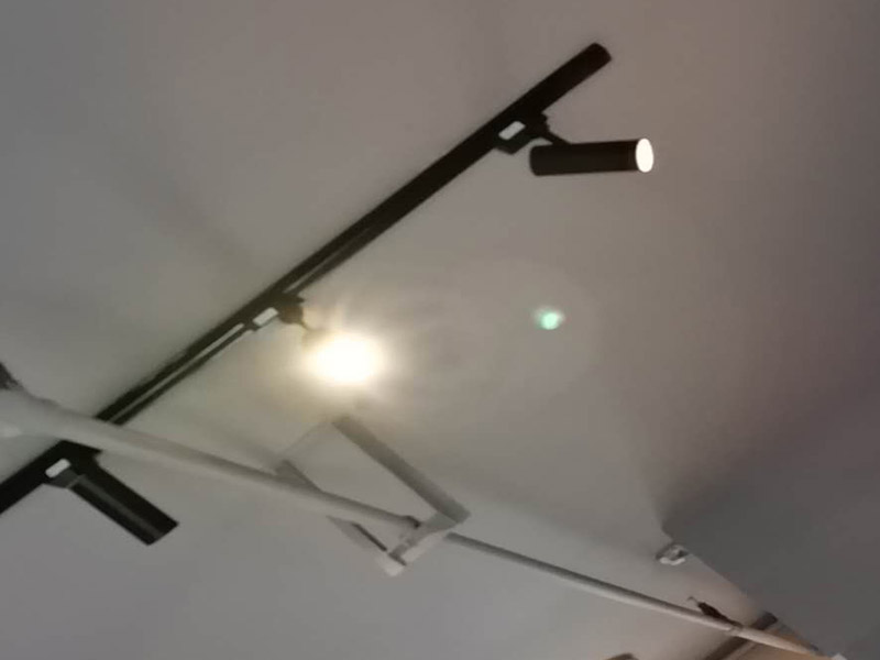 燈具安裝維修：掉線式燈頭安裝：將電源線留足維修長度后剪除余線并剝出線頭，將導線穿過燈頭底座，用連接螺釘將底座固定在接線盒上。取一段燈線，在一端接上燈頭，燈頭內應系好保險扣，將燈線另一頭穿入底座蓋碗，燈線在蓋碗內系好保險扣并與底座上的電源線用壓接帽連接，旋上扣碗。 吸頂燈安裝：將電源線留足維修長度后剪除余先并剝出線頭，取下吸頂燈罩，把預留的電線從孔里穿過燈底座用記號筆標出底座預留的螺絲孔取下燈底座，用電錘打出標記的螺絲孔（一般燈具都是8個的鉆頭）孔內塞入膨脹管，導線穿過燈具底座，燈具貼近頂板對好螺絲孔，擰緊螺絲 ，接好導線 扣上燈罩