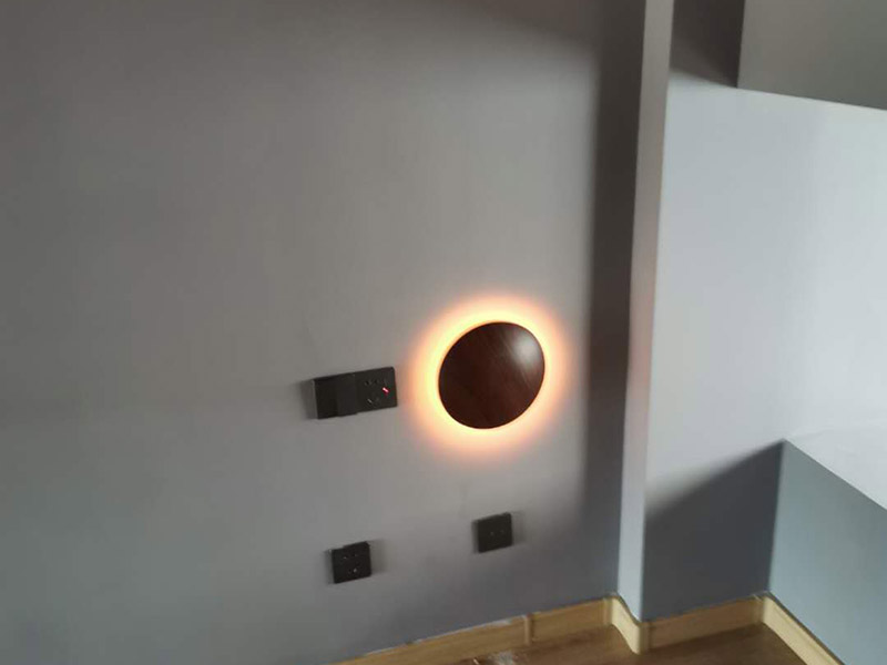 燈具安裝維修：掉線式燈頭安裝：將電源線留足維修長度后剪除余線并剝出線頭，將導線穿過燈頭底座，用連接螺釘將底座固定在接線盒上。取一段燈線，在一端接上燈頭，燈頭內應系好保險扣，將燈線另一頭穿入底座蓋碗，燈線在蓋碗內系好保險扣并與底座上的電源線用壓接帽連接，旋上扣碗。 吸頂燈安裝：將電源線留足維修長度后剪除余先并剝出線頭，取下吸頂燈罩，把預留的電線從孔里穿過燈底座用記號筆標出底座預留的螺絲孔取下燈底座，用電錘打出標記的螺絲孔（一般燈具都是8個的鉆頭）孔內塞入膨脹管，導線穿過燈具底座，燈具貼近頂板對好螺絲孔，擰緊螺絲 ，接好導線 扣上燈罩