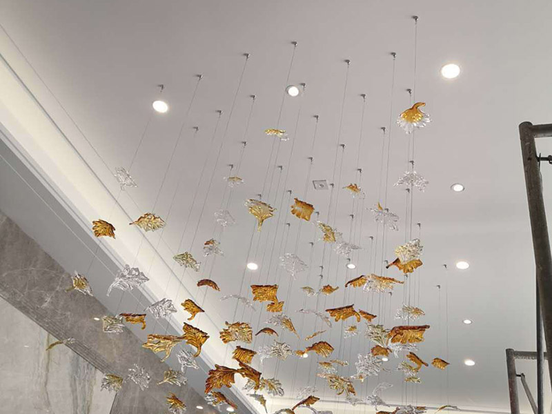 水晶吊燈安裝：一般屋頂都是水泥或者是磚石結(jié)構(gòu)，應(yīng)采用預(yù)埋吊鉤、螺栓、螺釘、膨脹螺栓固定，這個時候要注意固定螺帽的承載能力要和水晶吊燈的重量相匹配。把這個時候就要使用電鉆鉆頭將膨脹螺絲釘固定到孔位，不要偏了位置，手臂要直，不要鉆斜了。用燈具內(nèi)的安裝螺絲把掛板上到膨脹螺絲里面。注意不要把一邊先上死，兩邊輪著旋緊，保證掛板的平衡。各種水晶吊燈在安裝在易燃結(jié)構(gòu)比如木質(zhì)吊燈內(nèi)，或者屋頂易燃物時一定要做好隔熱和防火處理。安裝燈泡時接線應(yīng)接在中心觸點(diǎn)的端子上，零線應(yīng)接在螺紋的端子上。燈具采用螺口燈頭時，相線應(yīng)接燈頭的頂心，零線接螺口。記得裝齊燈泡要開燈看一下有沒有不亮的，再做調(diào)試。