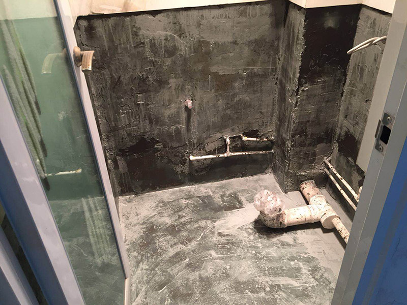 衛(wèi)生間刷防水：清理墻面和地面 在涂刷防水涂層之前，先要清理墻面和地面，同時要用連接的氣泵皮管吹盡陰角處的浮沉。刷防水涂料時先刷墻角部位，交接處應有200mm，不得有漏刷情況。 墻角涂刷完成后涂刷墻體：第一遍涂刷墻面時，應上下縱向涂刷，第二遍涂刷墻體，應左右橫向涂刷。注意、第二遍防水涂料間需要有一定時間間隔，待遍涂料干透后才能進行第二遍，具體時間視涂料而定。間隔時間太短，防水的效果會大打折扣。地面防水涂料的涂刷應該從房間里側(cè)向門口涂刷，地面水管接口處尤其要仔細涂刷，不能有任何遺漏。