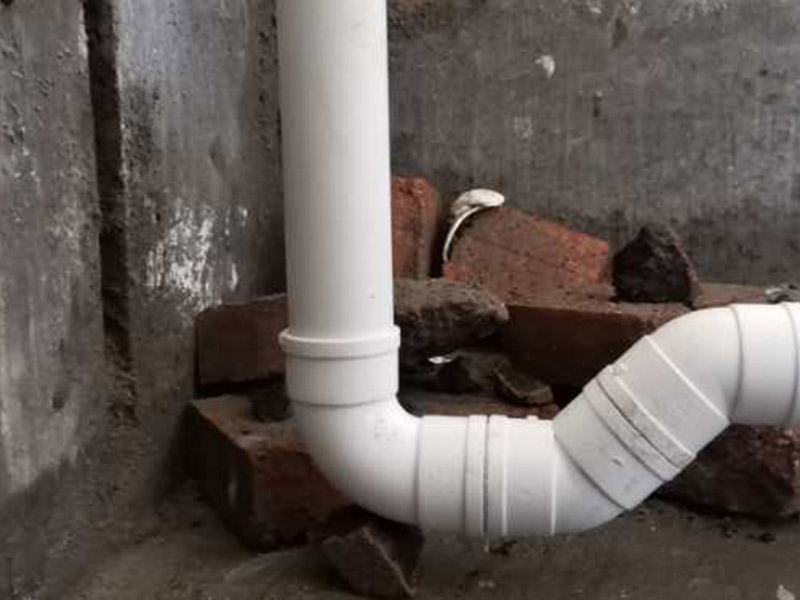 衛(wèi)生間主管道改造：一般水改走頂不走地，各冷、熱水出水水口必須水平，一般左熱右涼，管路鋪設(shè)需橫平堅(jiān)直。布局走向要安全合理。、管卡位置及管道坡度等均應(yīng)符合規(guī)范要求。各類閥門安裝應(yīng)位置正確且平正，便于使用和維修。淋浴混水閥的左右位置正確,且裝在浴缸中間(先確定浴缸尺寸),高度為浴缸上中150-200mm，按摩浴缸根據(jù)型號(hào)進(jìn)行出水口預(yù)留。混水閥孔距一般保持在（暗裝）150mm，（明裝）100 mm，連桿式淋浴器要根據(jù)房高和業(yè)主個(gè)人需要來(lái)確定出水口位置。墻體內(nèi)、地面下，盡可能少用或不用連接配件，以減少滲漏隱患點(diǎn)。連接配件的安裝要保證牢固、無(wú)滲漏。