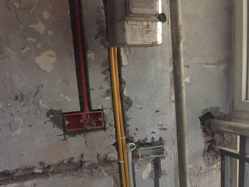 暗管布線安裝：根據(jù)需要，在墻面的合適處畫出埋穴位置，并比照接線盒大?。ㄋ闹芊糯?&mdash;3毫米），畫出開鑿范圍框線（兩個(gè)裝蓋孔應(yīng)保持水平）。以平口鑿沿柜線垂直鑿出深溝，然后從框內(nèi)向框外斜鑿去磚角，反復(fù)進(jìn)行，并注意不得崩裂框線。裝正接線盒，敲去安裝孔蓋，對(duì)準(zhǔn)線槽，并使裝蓋面稍稍伸出磚砌面，且低于粉刷面3&mdash;5毫米，再用調(diào)成膏狀的水泥粘牢。利用線管內(nèi)事先穿入的引線，將待裝電線引入線管之中。