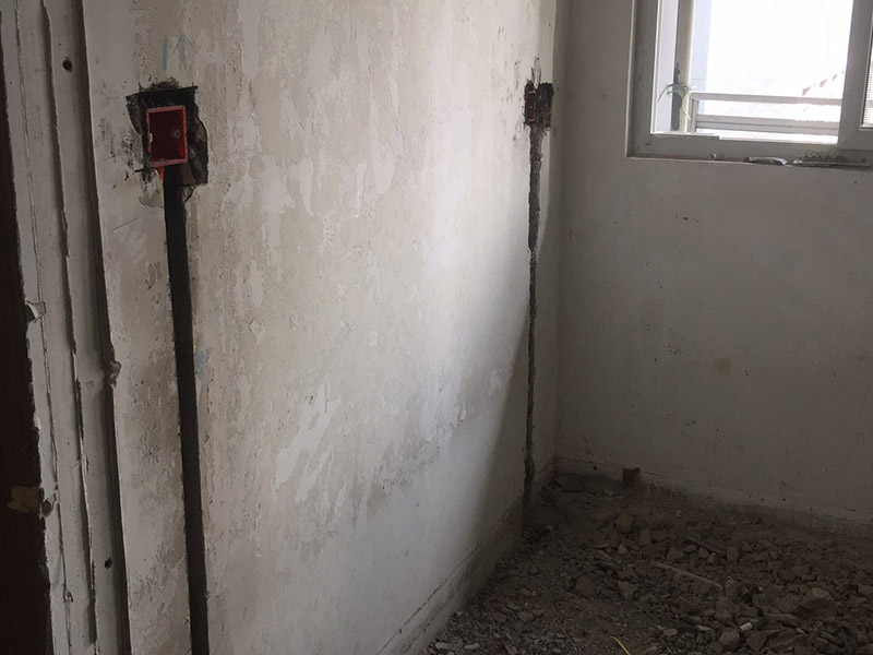 電路開槽安裝：定位開槽：定位完成后，電工根據(jù)定位和電路走向，開布線槽，線路槽橫平豎直。 走管：布線一般采用線管暗埋方式。線管有冷彎管和 PVC管兩種，冷彎管可以彎曲而不斷裂，是布線的最好選擇，因?yàn)樗霓D(zhuǎn)角是有弧度的，線可以隨時(shí)更換，而不用開墻。 穿線：強(qiáng)弱電的間距要在 30---50 公分；強(qiáng)弱電更不能同穿一根管內(nèi)；空調(diào)插座安 裝應(yīng)離地 2 米以上，電線線路要和煤氣管相距 40 公分以上。