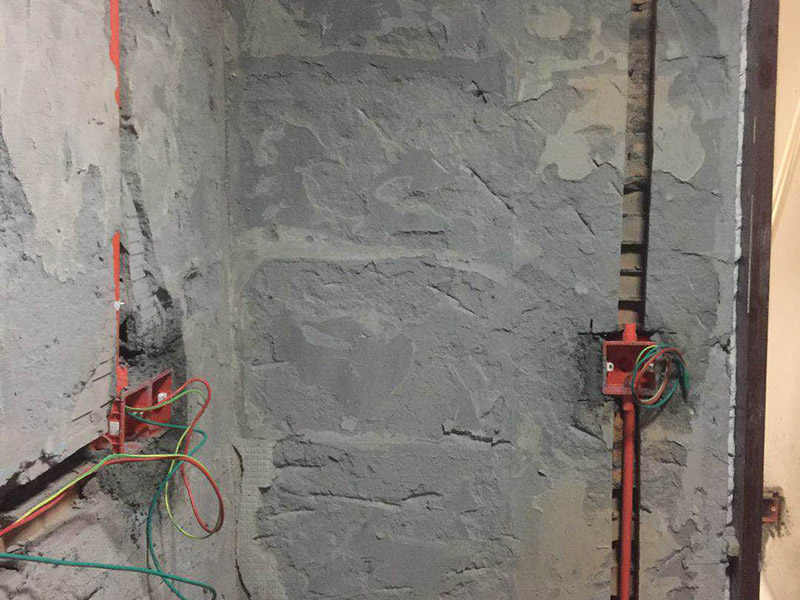 電路暗管穿線：首先把引線鐵絲頭約彈簧一半的長度置彈簧內(nèi)，再用細(xì)鐵線絞緊使二者不易分離脫落即可，不論是穿引線鐵絲還是用鐵絲拉穿導(dǎo)線，過彎道都要溫柔一點(diǎn)，否則容易出麻煩，穿好鐵絲后，把待穿的導(dǎo)線集束，牢固地捆綁在鐵絲一端，慢慢拉動鐵絲的另一端，導(dǎo)線就穿成了； 穿線的暗管彎頭，只能用專用工具把管子彎曲以擴(kuò)大轉(zhuǎn)彎半徑使穿線容易，而不可使用成品彎頭，使用成品彎頭即便預(yù)留引線都很難很難穿線而且還會在穿線過程中使導(dǎo)線絕緣受損。