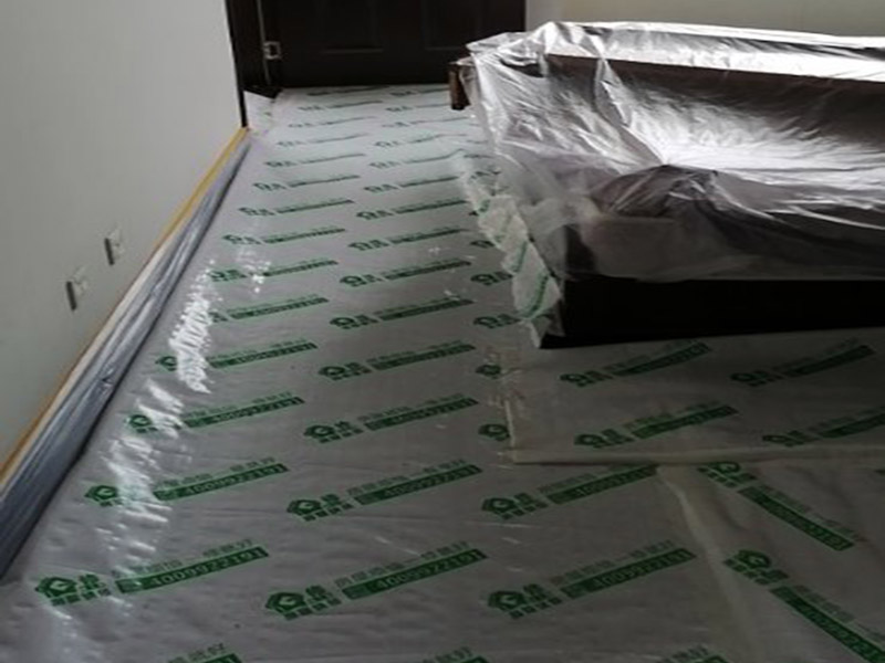 地面家具保護：地面有瓷磚或是地板的話，很可能改造的時候?qū)λ麄冇袀Φ模栽谂f房改造中一定要對地面進行保護，可以在地面鋪上厚厚的廢紙箱，紙箱下面墊些軟的東西，防止刮花地板。再叫施工師傅用鉆子鑿，別用大鐵錘直接砸。直接砸碎磚會亂飛。