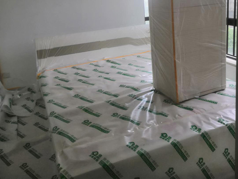 家具地面保護：滿鋪成品瓦楞紙板，再用干凈彩條布滿鋪在普通石膏板上，在彩條布交接處及轉(zhuǎn)角處用膠帶固定，也可選用木芯板或三夾板。材料選用視上人、車情況而定。用原門框保護膜，或者多層板或密度板，報紙，美紋紙保護。
