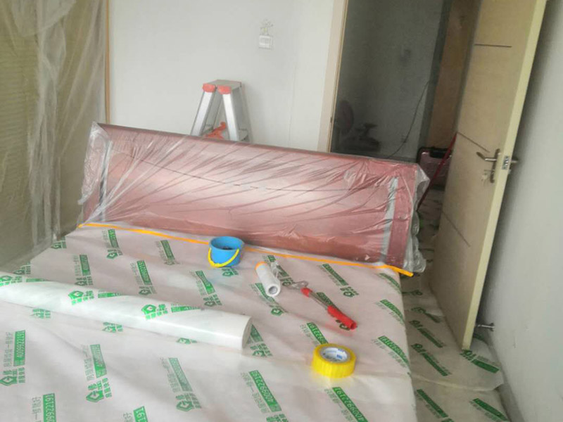 家具地面保護：滿鋪成品瓦楞紙板，再用干凈彩條布滿鋪在普通石膏板上，在彩條布交接處及轉(zhuǎn)角處用膠帶固定，也可選用木芯板或三夾板。材料選用視上人、車情況而定。用原門框保護膜，或者多層板或密度板，報紙，美紋紙保護。