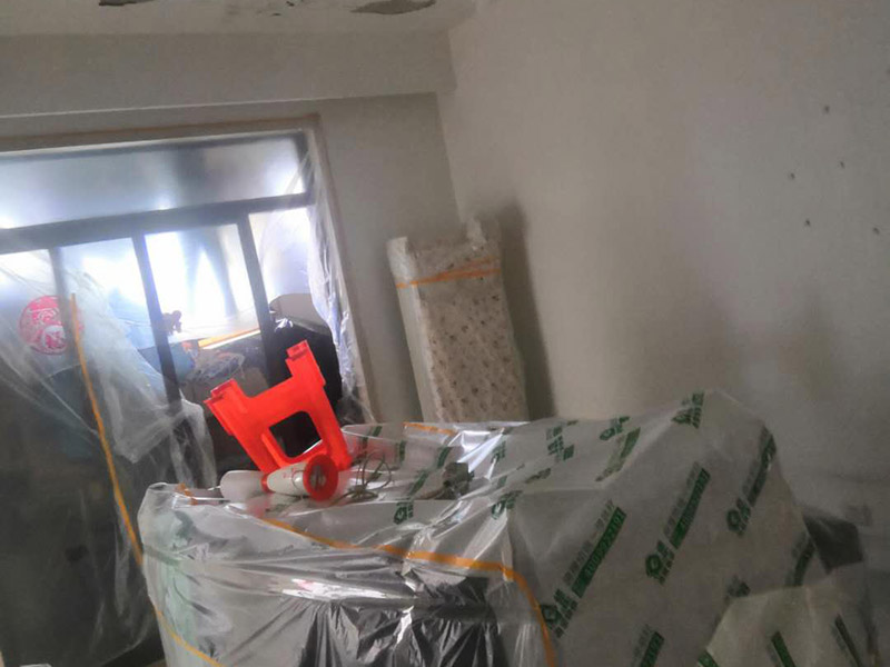 家具地面保護：滿鋪成品瓦楞紙板，再用干凈彩條布滿鋪在普通石膏板上，在彩條布交接處及轉(zhuǎn)角處用膠帶固定，也可選用木芯板或三夾板。材料選用視上人、車情況而定。用原門框保護膜，或者多層板或密度板，報紙，美紋紙保護。