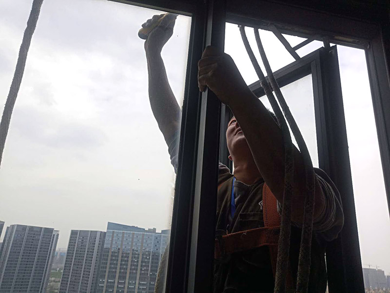 鄭州專業(yè)維修防盜門的維修公司，鄭州防盜門變形維修電話在哪找