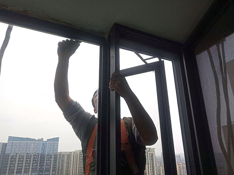 舊門窗膠清除：一般首先需要用刀片把門窗框內(nèi)側(cè)的密封膠等切開，門窗如果是采用膨脹螺栓與墻體連接的，可直接用螺絲刀把膨脹螺栓取下;如果脹栓生銹，則可用沖擊鉆將其打碎;而如果是采用連接片連接的則直接使用沖擊鉆即可;如果窗框難以取下，則需用鋼鋸將靠墻的框中部鋸開取下。門窗拆除時，需要避免用大錘猛砸拆除的情況，防止對墻體結(jié)構(gòu)造成破壞。如果對原有建筑墻體造成破壞，還需要進行修復(fù)，會大大增加施工成本。