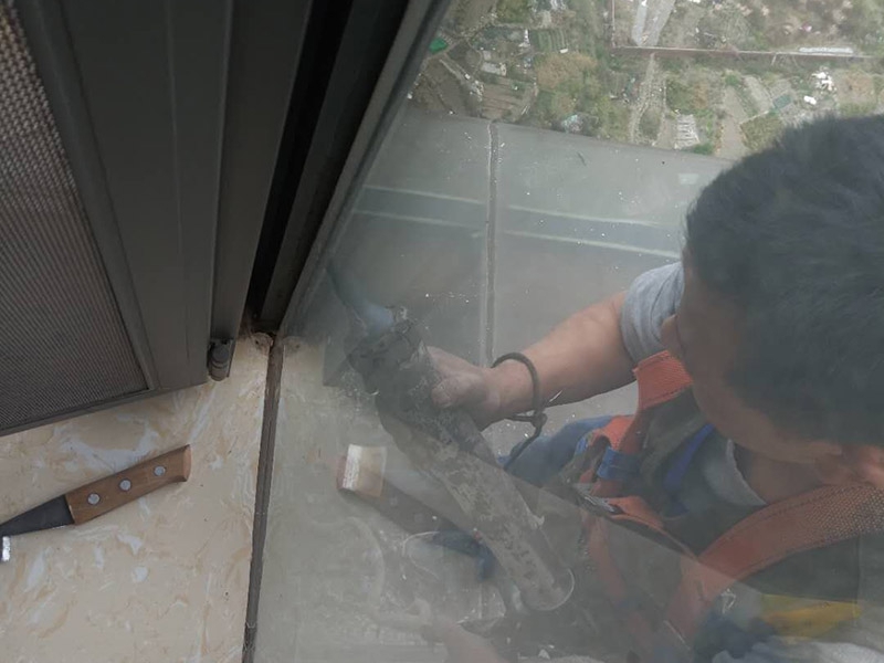 門窗重新打膠維修:1.當(dāng)我們粘在破碎的橋梁的鋁門窗上時，如果需要在外面粘合，我們必須將它粘在外面，因為如果它幾乎不粘在室內(nèi)，它顯然會不均勻。它不起防水功能。 2.當(dāng)我們將破碎的橋梁的鋁門和窗戶粘在一起時，我們需要將膠帶放在鋁門的側(cè)面和斷橋的窗戶上。不要將它粘在頂部也很重要。否則，更重要的是。之后，膠帶脫膠，防水效果消失。