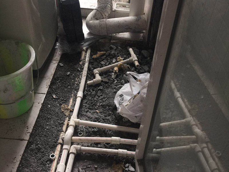 衛(wèi)生間管道改造：處理下水管時(shí)，師傅在底部加了一個(gè)存水彎，這樣既能起到阻止返水的作用，同時(shí)也兼具阻隔臭氣的作用。水泥層中的暗地漏處理，這個(gè)是最實(shí)用，也是最容易忽略的地方，而它的作用，主要是用來排放地磚層下積水的，避免地磚長期在積水的滲透下，出現(xiàn)起殼的問題，繼而對(duì)防水產(chǎn)生影響；所以說衛(wèi)生間的管道這樣處理才最好。