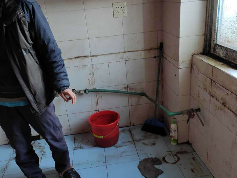 櫥柜拆除重裝：首先臺(tái)面是不能直接整體拆除的。在操作的時(shí)候需要跟安裝時(shí)所搬來(lái)部件一樣，先將吊柜一體拆下來(lái)然后才能將臺(tái)面板拆下來(lái)。最后再把柜體拆除。整體拆步驟比較的麻煩，需要有專業(yè)人員進(jìn)行。 1、裝置地柜：這是全體櫥柜裝置程序中的第1步。咱們?cè)谶M(jìn)行裝置前應(yīng)當(dāng)先進(jìn)行地上的整理。最常見(jiàn)的地柜外型有L型和U型，咱們應(yīng)當(dāng)仔細(xì)丈量廚房的尺度，然后找到基準(zhǔn)點(diǎn)，做好地柜之間的銜接。 2、裝置吊柜：作為全體櫥柜裝置程序的第2步，咱們要確保吊柜裝置時(shí)銜接嚴(yán)密，水平線與臺(tái)面間隔適中。 3、裝置臺(tái)面：臺(tái)面的裝置放到第三步是為了削減差錯(cuò)。 4、裝置五金：廚房用的五金有水龍頭、水槽、開(kāi)關(guān)面板等。 5、裝置灶具：這是全體櫥柜裝置程序中的最終一步，油煙機(jī)之類灶具的裝置方位要經(jīng)過(guò)慎重考慮，電源孔巨細(xì)要合適。 6、調(diào)整柜門(mén)：調(diào)整門(mén)板是為確保柜門(mén)縫隙均勻及橫平豎直。地柜進(jìn)深一般為550毫米，吊柜為300毫米，提示消費(fèi)者也能夠依據(jù)實(shí)際情況進(jìn)行調(diào)整。