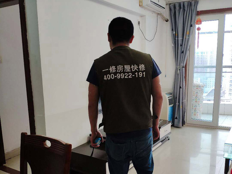 廚房吊頂檢查維修：廚衛(wèi)吊頂首先就是要注意&ldquo;三防&rdquo;，即防水、防潮和防火，所以在材料的選擇上，不提倡采用木龍骨。目前家裝中普遍采用的是鋁扣板，其基本上能夠克服老一代PVC板的一些缺陷，比如時間過長容易變色、老化以及破損，同時粘上的油膩物質(zhì)難以清洗等?，F(xiàn)在市面上也有一些鋁塑板，雖然這種材料和鋁扣板只有一字之差，但是在實用效果上卻大不相同，因為在安裝鋁塑板的過程中，一般要采用木工板撐底，這種做法是非常不明智的，如果防潮處理不好，后果將不堪設(shè)想，所以不建議使用。