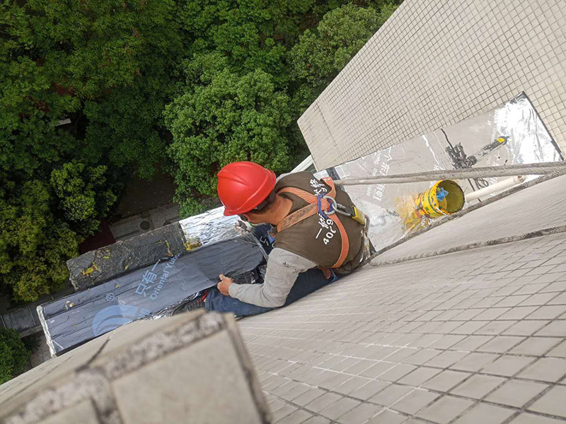 外墻露臺(tái)防水：1、找到本來(lái)的防水層，由于防水層不是顯露的，是在面層下部，有必要將面層進(jìn)行悉數(shù)根除，找到本來(lái)的防水層。 2、將原防水層根除以后，找平，將本來(lái)下部保溫層里存的水進(jìn)行排干，設(shè)一些排氣孔做排氣辦法，將保溫層里的水分排干。 3、如果在康復(fù)美化的情況下，咱們需求做的防水層有必要是阻根防水層，阻根防水層有改性瀝青卷材阻根防水層、還有高分子卷材阻根防水層。 4、做完防水層以后，必定要做找坡處理，不要形成屋面部分存水，通常設(shè)置水泥砂漿找平找坡，找坡的斜度不小于3％。