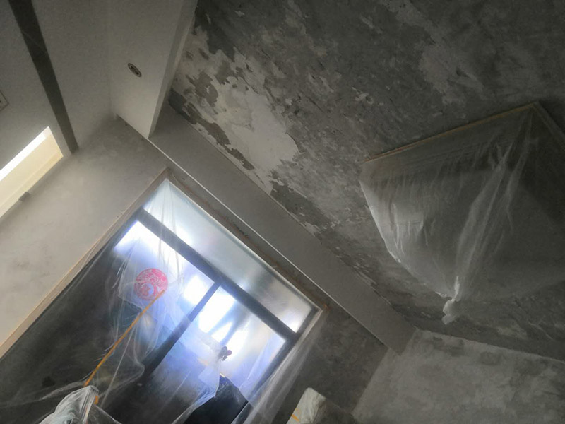 全屋墻面鏟除翻新：舊墻面在翻新前一定要做墻面基底處理，粉化嚴重的要全部鏟除，鏟除后抹上一層白水泥，原來墻面過于光滑、刷過油漆的鏟除后還要做打磨處理，把粘結不牢的表皮去掉，便于新涂料和墻體粘結。墻面底漆的作用是抗堿防潮、封固基材、保護面漆，提高面漆的質感和遮蓋力，對于老房翻新，墻面一定要做底漆，如果沒有刷底漆就直接上面漆的話，時間一長墻面容易起泡、發(fā)霉，太陽照曬時間長了也容易變色。已經上好面漆的墻面要修補會比較麻煩，容易產生色差，材料的使用時間不同，質量也難以保證，很難達到理想效果。 所以墻面的修補最好是整塊墻面，或是盡可能地選擇較大面積進行修補，這樣可以盡量避免產生色差，修補后的質量也更好。