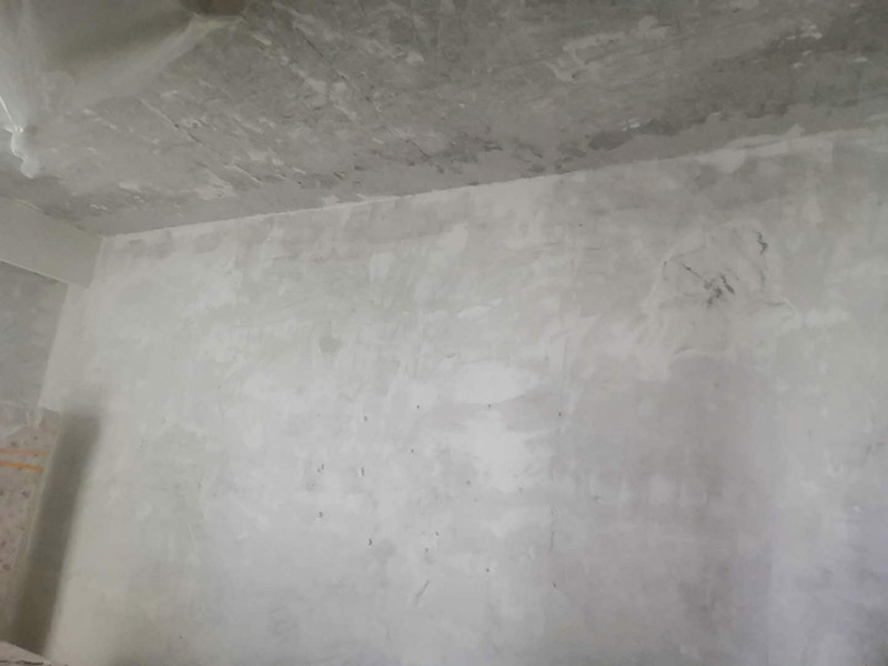 全屋墻面鏟除翻新：舊墻面在翻新前一定要做墻面基底處理，粉化嚴重的要全部鏟除，鏟除后抹上一層白水泥，原來墻面過于光滑、刷過油漆的鏟除后還要做打磨處理，把粘結不牢的表皮去掉，便于新涂料和墻體粘結。墻面底漆的作用是抗堿防潮、封固基材、保護面漆，提高面漆的質感和遮蓋力，對于老房翻新，墻面一定要做底漆，如果沒有刷底漆就直接上面漆的話，時間一長墻面容易起泡、發(fā)霉，太陽照曬時間長了也容易變色。已經上好面漆的墻面要修補會比較麻煩，容易產生色差，材料的使用時間不同，質量也難以保證，很難達到理想效果。 所以墻面的修補最好是整塊墻面，或是盡可能地選擇較大面積進行修補，這樣可以盡量避免產生色差，修補后的質量也更好。