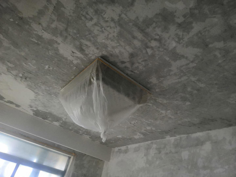 全屋墻面鏟除翻新：舊墻面在翻新前一定要做墻面基底處理，粉化嚴重的要全部鏟除，鏟除后抹上一層白水泥，原來墻面過于光滑、刷過油漆的鏟除后還要做打磨處理，把粘結不牢的表皮去掉，便于新涂料和墻體粘結。墻面底漆的作用是抗堿防潮、封固基材、保護面漆，提高面漆的質感和遮蓋力，對于老房翻新，墻面一定要做底漆，如果沒有刷底漆就直接上面漆的話，時間一長墻面容易起泡、發(fā)霉，太陽照曬時間長了也容易變色。已經上好面漆的墻面要修補會比較麻煩，容易產生色差，材料的使用時間不同，質量也難以保證，很難達到理想效果。 所以墻面的修補最好是整塊墻面，或是盡可能地選擇較大面積進行修補，這樣可以盡量避免產生色差，修補后的質量也更好。